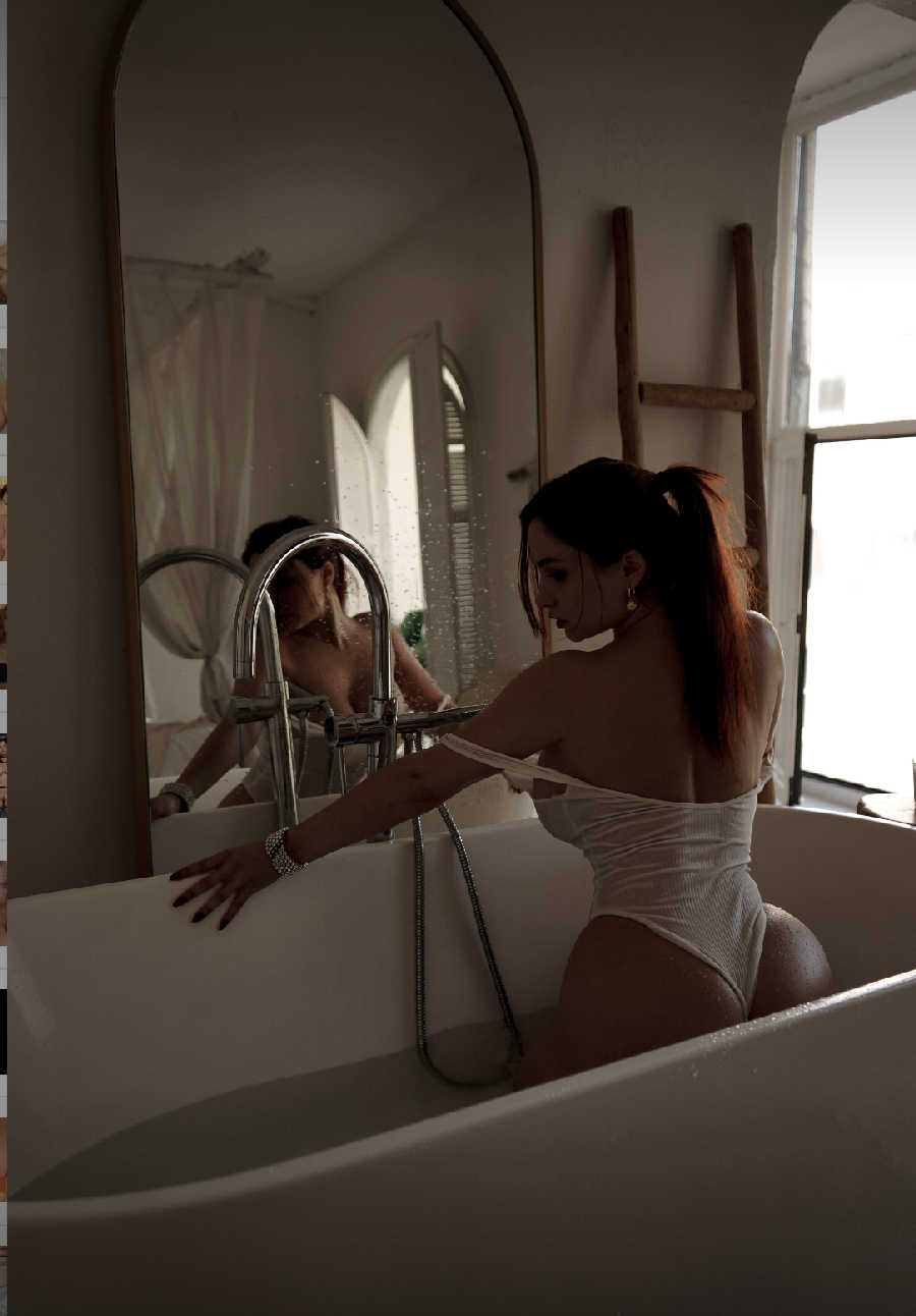 A playful frame from Miranda Faith nude — online in Valencia