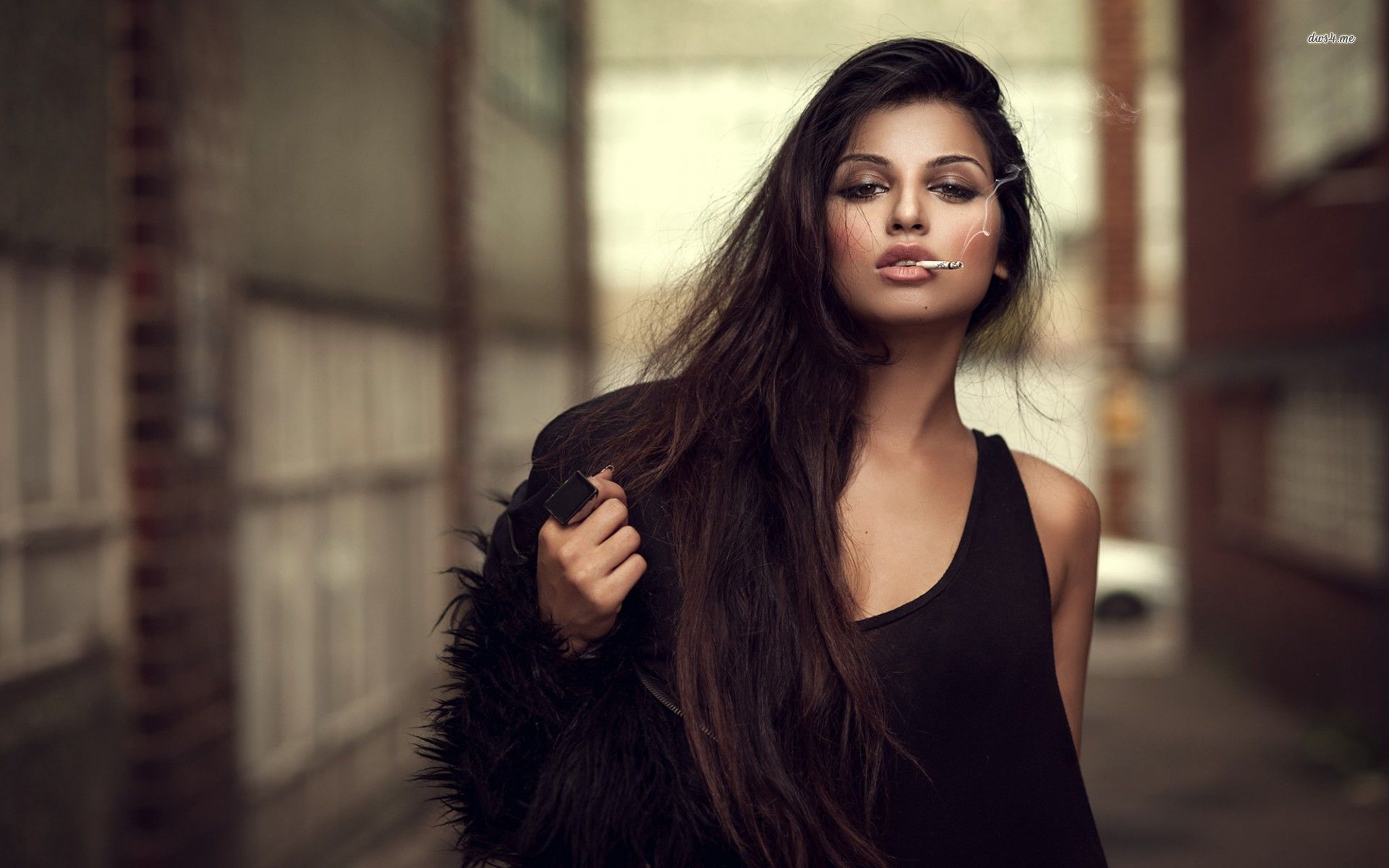 A playful frame from Sassy girls — online in Valencia