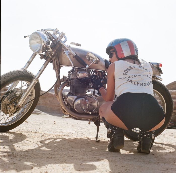 A playful frame from Girls on a motorcycle — online in Valencia