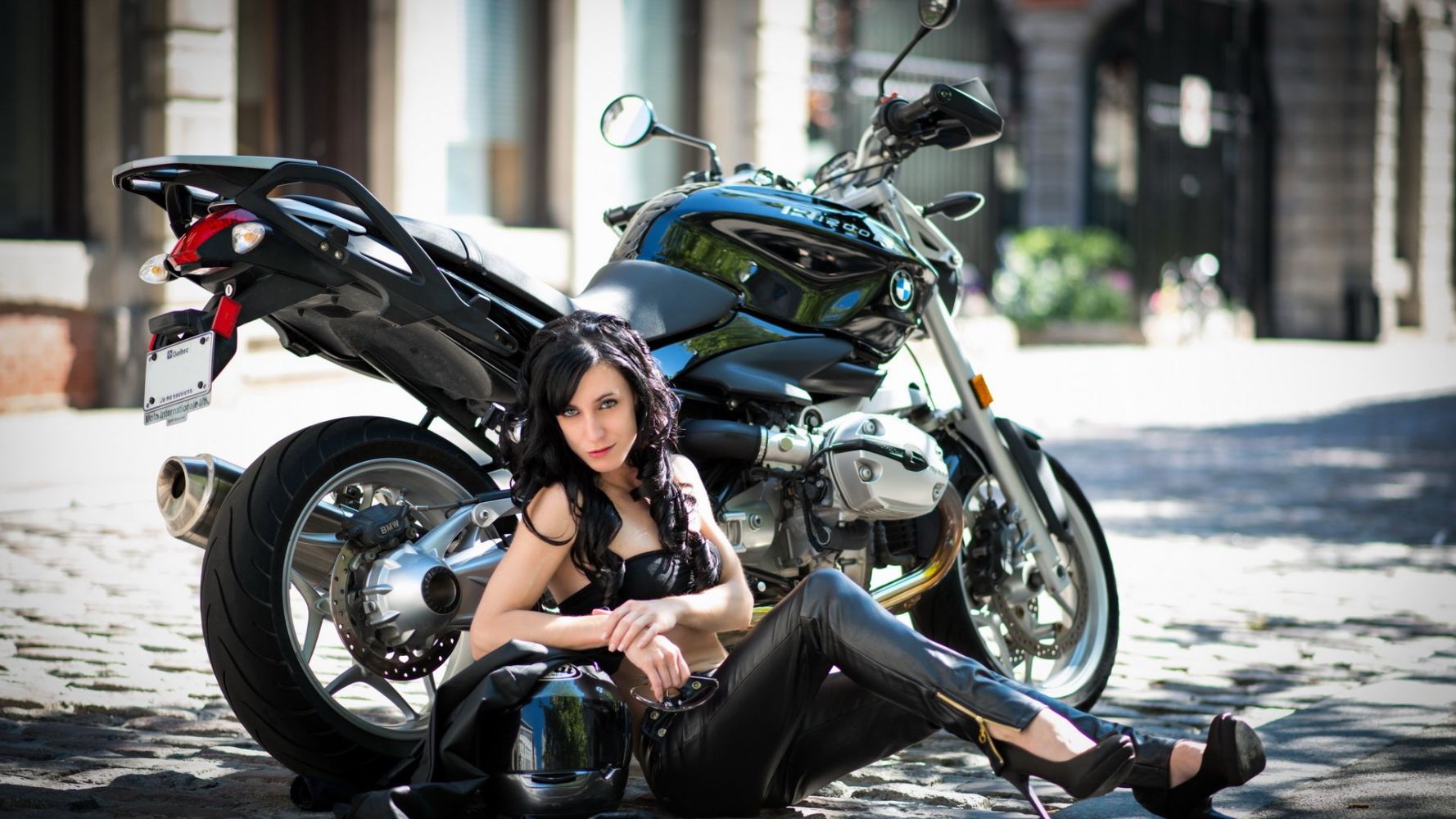 Fresh photos, fresh mood — European women on bikes online in Valencia