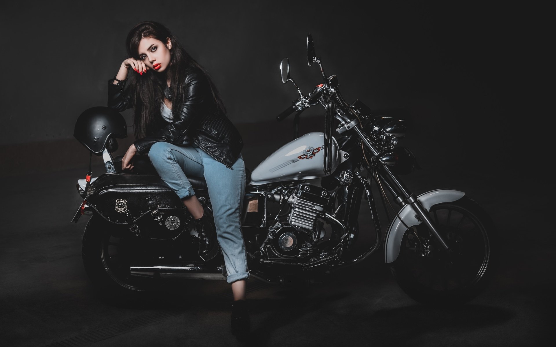 Biker girls: style and drive brings the glow — live moments in Valencia