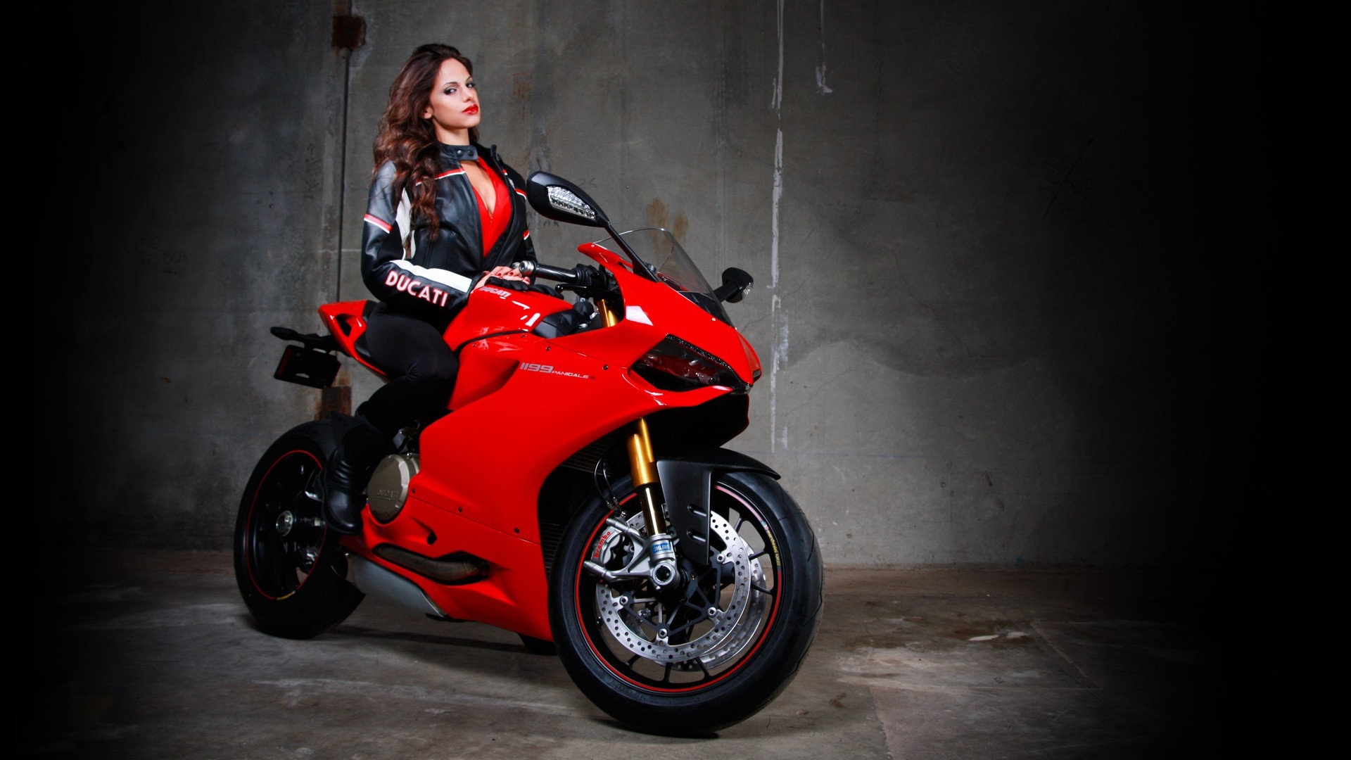 Beautiful girls and motorcycles in Valencia — step in, relax, and chat live