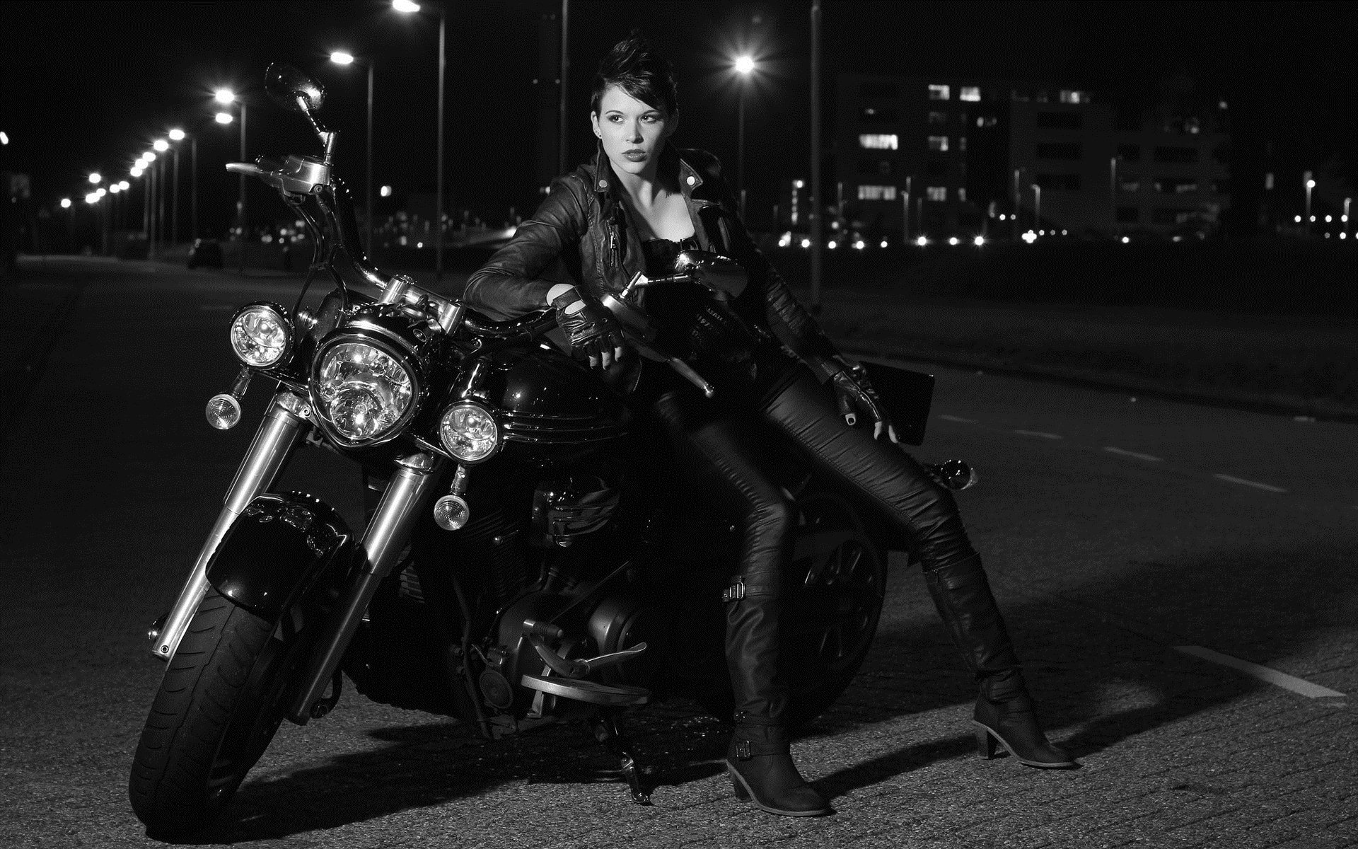 Photo Beautiful girls and motorcycles in Valencia