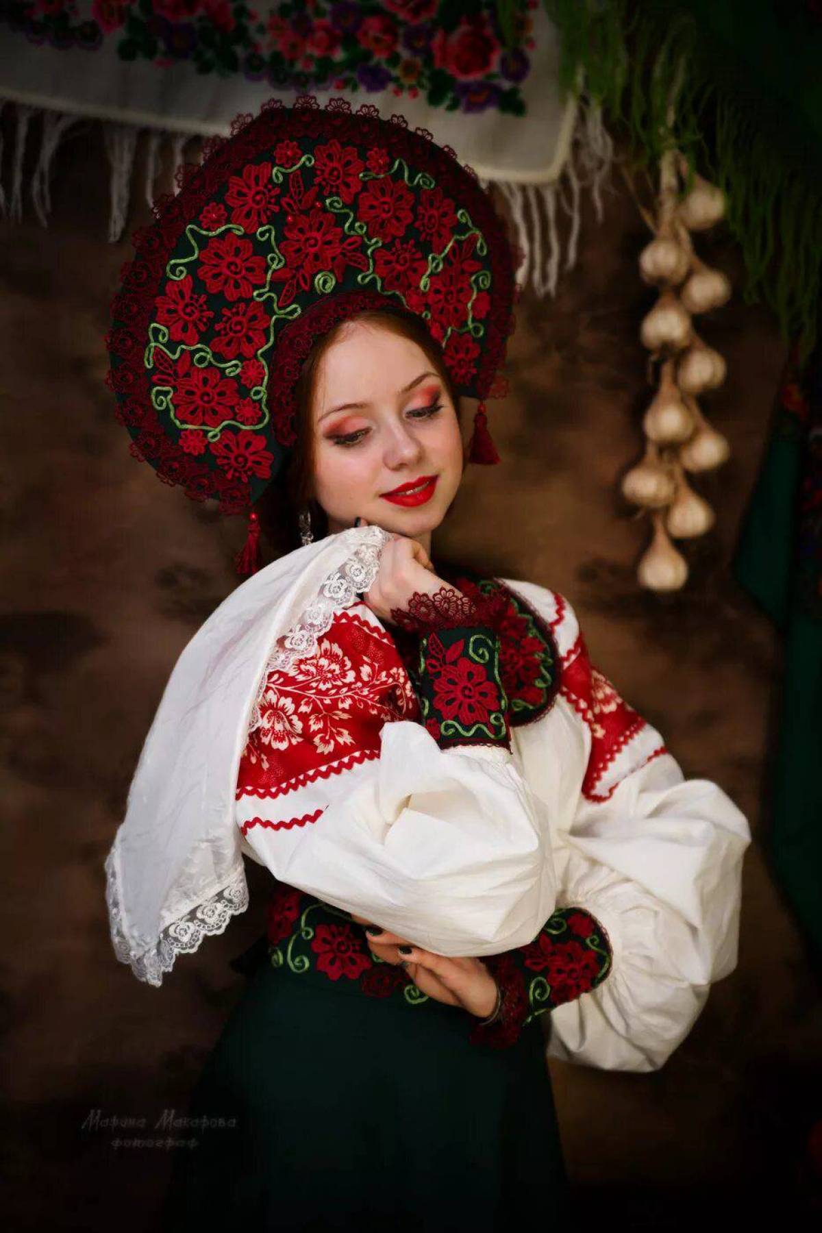 Take a pause and enjoy Women in Slavic costumes — streaming from Valencia