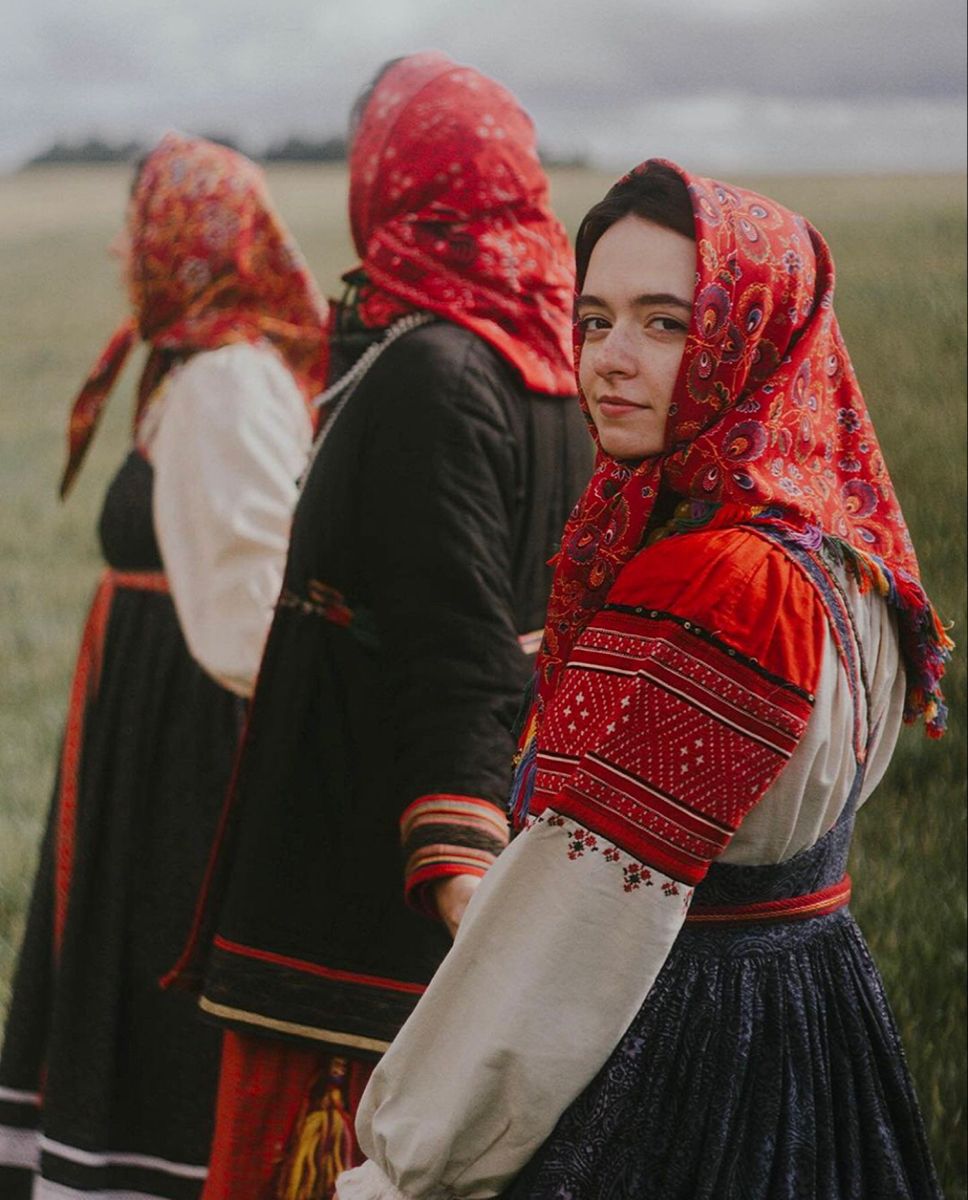 Women in Slavic costumes’s look of the day — catch her live in Valencia