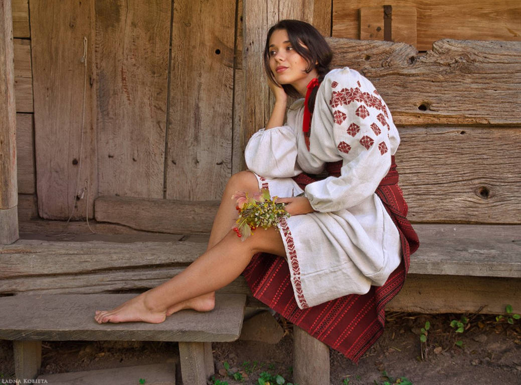 Fresh photos, fresh mood — Women in Slavic costumes online in Valencia