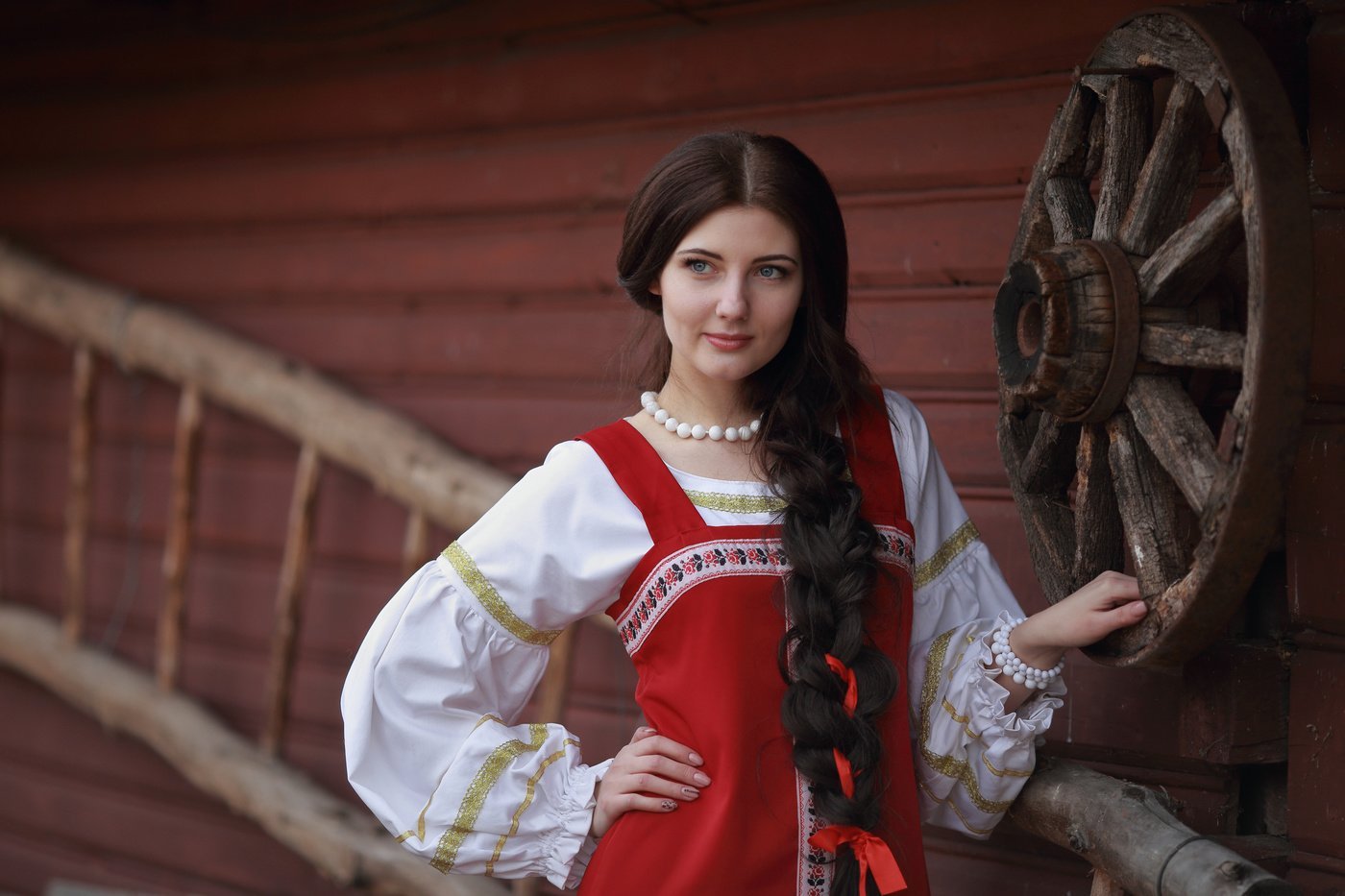 Girls in Slavic costumes’s look of the day — catch her live in Valencia